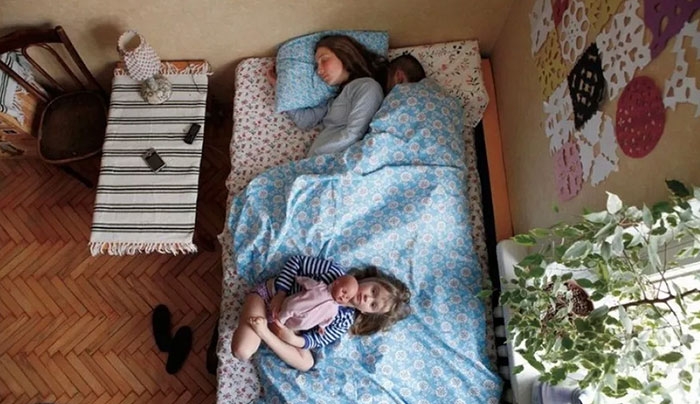Πως κοιμούνται τα ζευγάρια όταν περιμένουν παιδί; (Video)