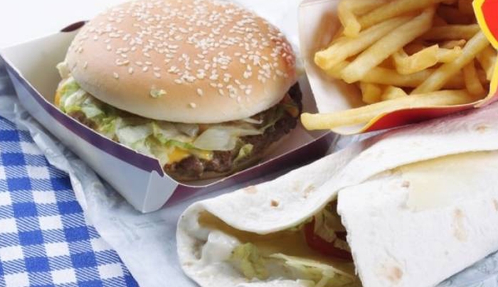 Υπέρταση: Δείτε πόσο αυξάνει τον κίνδυνο το junk food