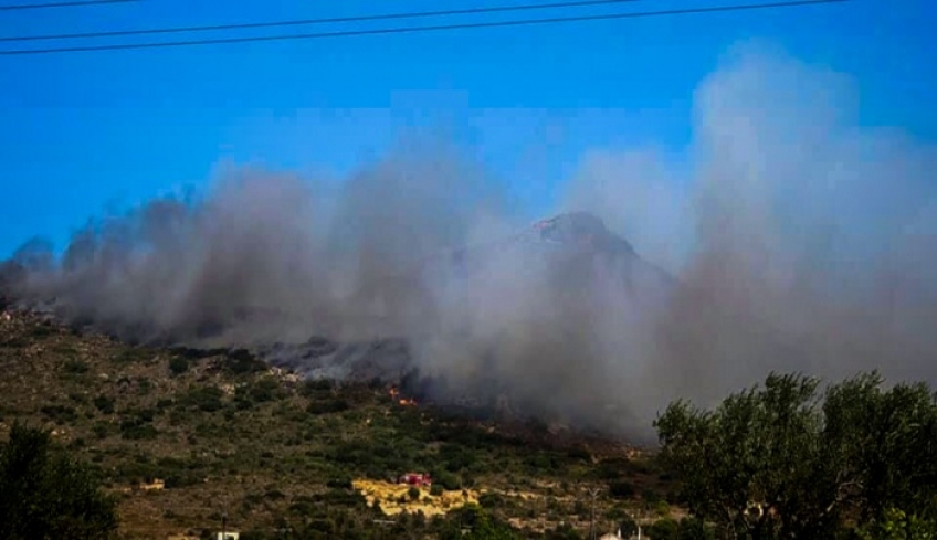 Κάηκε το 25% του νησιού της Ελαφονήσου – Εγκαταλείπουν το νησί οι επισκέπτες