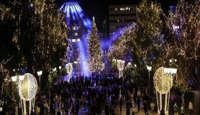 &quot;Μύρισαν&quot; Χριστούγεννα: Φωταγωγήθηκε το δέντρο στην πλατεία Συντάγματος - Εχει ύψος 19 μέτρα και 60.000 λαμπάκια
