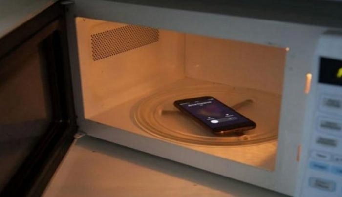Τι θα συμβεί αν βάλεις το κινητό σου στον φούρνο μικροκυμάτων και το καλέσεις; (Βίντεο)