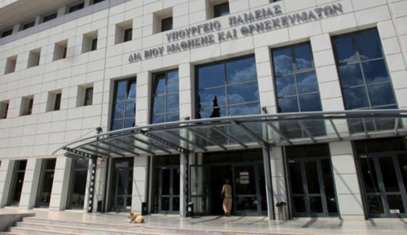 Όργιο από ρουσφέτια στο υπουργείο Παιδείας! Μοιράζουν θέσεις και επιδόματα