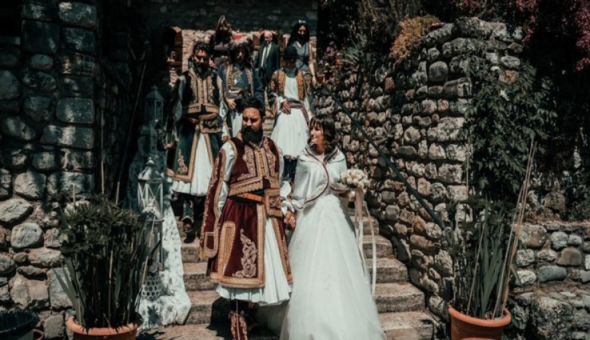 Ο γάμος της χρονιάς στα Τρίκαλα: Ζευγάρι τίμησε τα 200 χρόνια από την Ελληνική Επανάσταση [βίντεο]