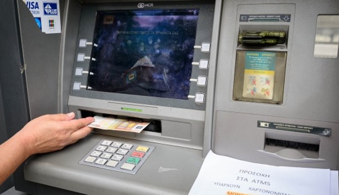 Τέλος οι προμήθειες που παίρνουν οι τράπεζες; Σκέψεις να καταργηθούν γιατί επιβαρύνουν μισθωτούς, συνταξιούχους και μικροκαταθέτες
