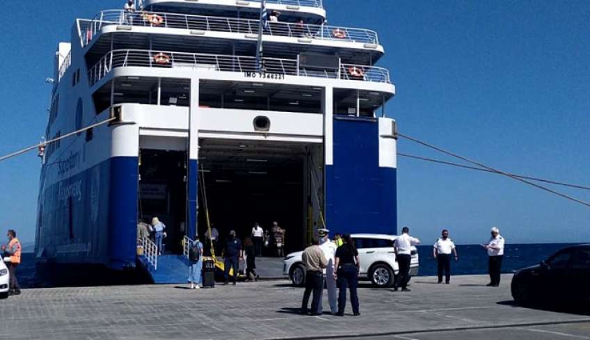 Ραφήνα: 93χρονος ομογενής τράκαρε έξι αυτοκίνητα και τραυμάτισε τη σύζυγό του μέσα στο γκαράζ του πλοίου για Άνδρο