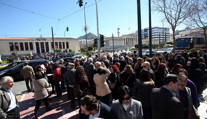 Εκδιώχθηκαν από τα Προπύλαια οι πανεπιστημιακοί