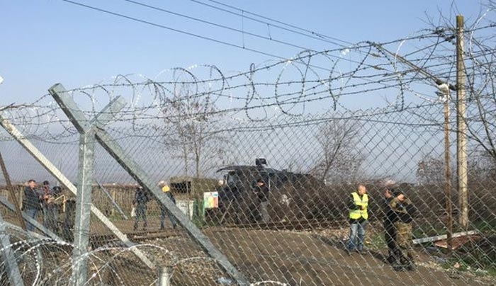Με νερό θα απωθούν τους πρόσφυγες οι Σκοπιανοί στα σύνορα -Η αστυνομία μετέφερε αύρες στον φράχτη [εικόνα]