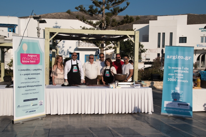 Με μεγάλη επιτυχία πραγματοποιήθηκε στην πλατεία Μαντώ Μαυρογένους Παροικιάς Πάρου, η δράση «Aegean Mamas Know Best» με τη συμμετοχή γυναικείων συλλόγων και τοπικών προϊόντων του νησιού