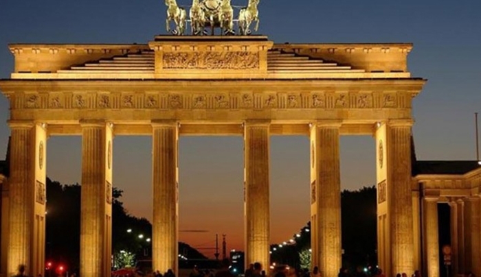 Κείμενο 42 επώνυμων που αγανακτούν γιατί η κυβέρνηση «υβρίζει και λοιδορεί» τη Γερμανία