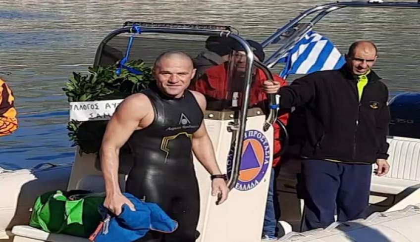 Κολύμπησε Ψέριμο – Κάλυμνο για να τιμήσει τους νεκρούς των Ιμίων (video)