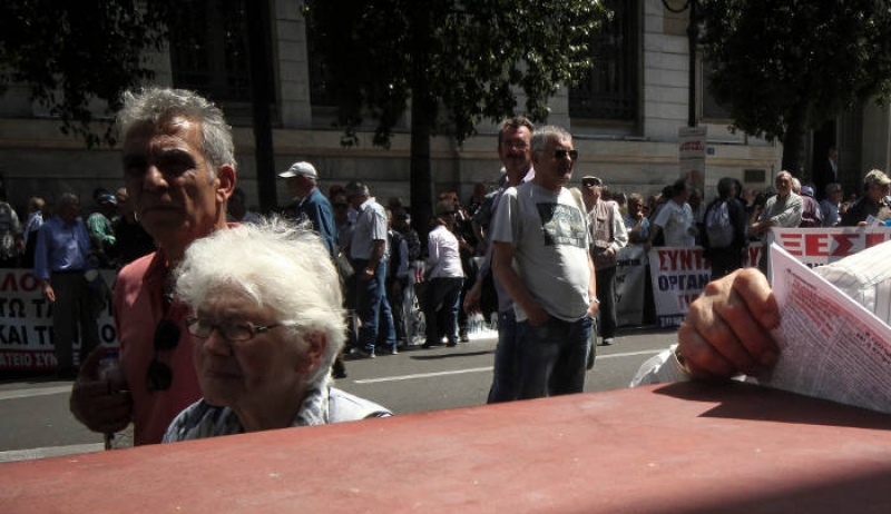 Μειώσεις-σοκ στις επικουρικές συντάξεις: Από 50 έως και 200 ευρώ τον μήνα