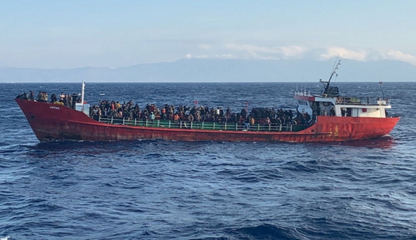 Διπλωματικό θρίλερ: Η Ελλάδα ζητά να επιστρέψει το πλοίο με 400 μετανάστες στην Τουρκία