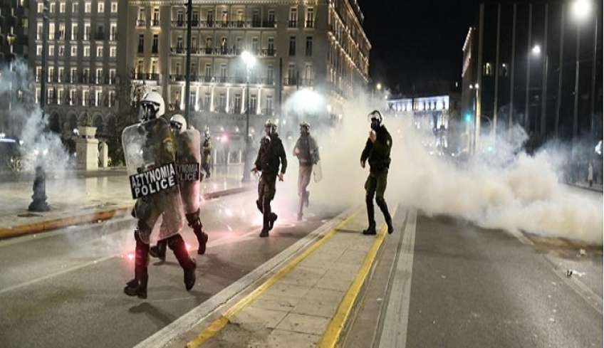Επεισόδια στο Σύνταγμα: Πετροπόλεμος και χημικά μετά την πορεία για την τραγωδία στα Τέμπη - Ένταση σε Θεσσαλονίκη, Λάρισα