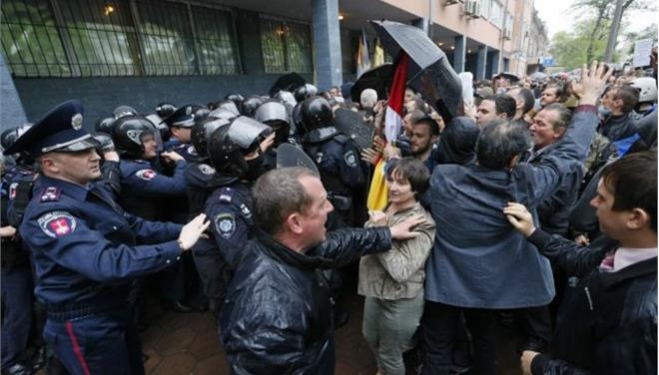 Ουκρανία: Εκατοντάδες φιλορώσοι επιτέθηκαν εναντίον αστυνομικού τμήματος στην Οδησσό