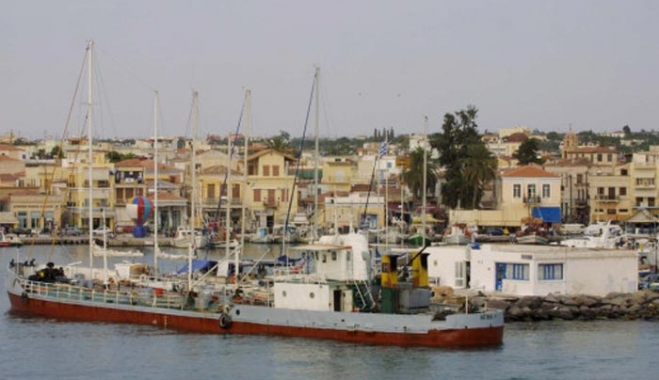 Τραγωδία στην Αίγινα με 2 ψαράδες νεκρούς σε σύγκρουση αλιευτικού με υδροφόρα (βίντεο)