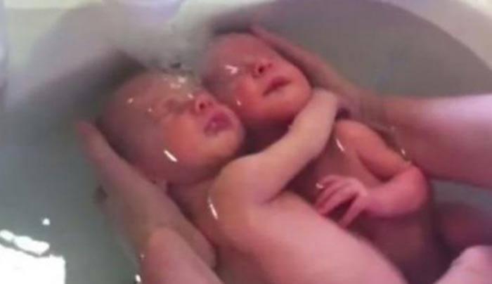 Νεογέννητα δίδυμα αγκαλιάζονται ενώ τα κάνουν μπάνιο (Βίντεο)