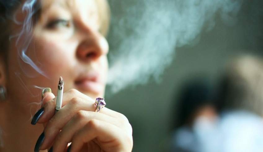 Στη Βουλή ο αντικαπνιστικός νόμος: 200 ευρώ πρόστιμο για τους παραβάτες καπνιστές