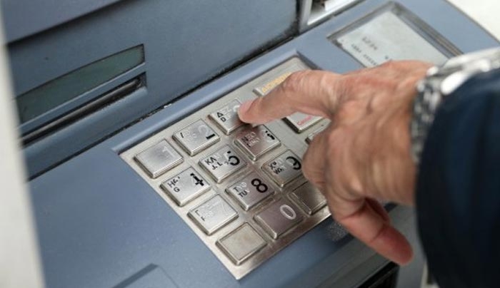 Έρχεται χαράτσι στις τραπεζικές συναλλαγές -Πόσο θα επιβαρυνθούν όλοι [παραδείγματα]