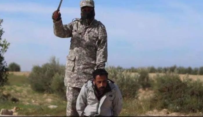 Οι τζιχαντιστές εκτέλεσαν δύο "κατασκόπους" του στρατού - ΣΚΛΗΡΕΣ ΕΙΚΟΝΕΣ