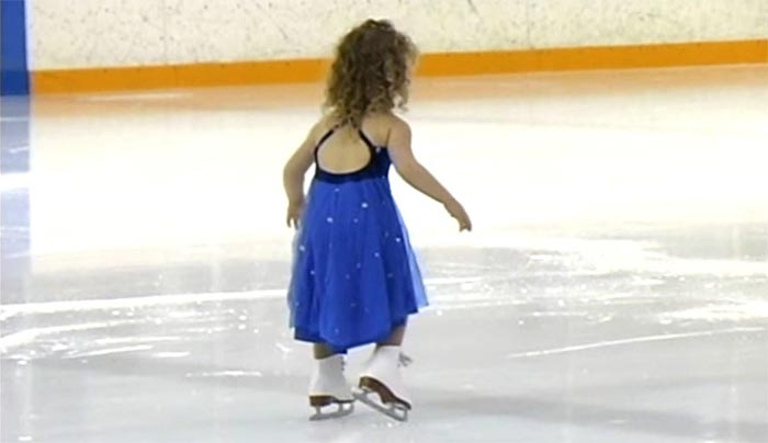 Βίντεο: Αυτό το 3χρονο παιδάκι εξέπληξε το πλήθος με τις ικανότητές του πάνω στον πάγο