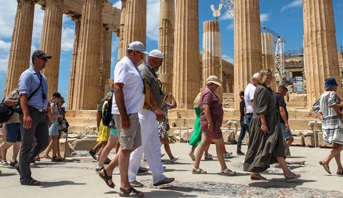Περισσότεροι τουρίστες φέτος στην Ελλάδα, αλλά ξοδεύουν λιγότερα: Τα Airbnb ''νίκησαν'' τα ξενοδοχεία - ''Πρωταθλητές'' Χαλκιδική, Ρόδος, Κρήτη, Μυτιλήνη και Πελοπόννησος - ''Άφαντοι'' οι Έλληνες