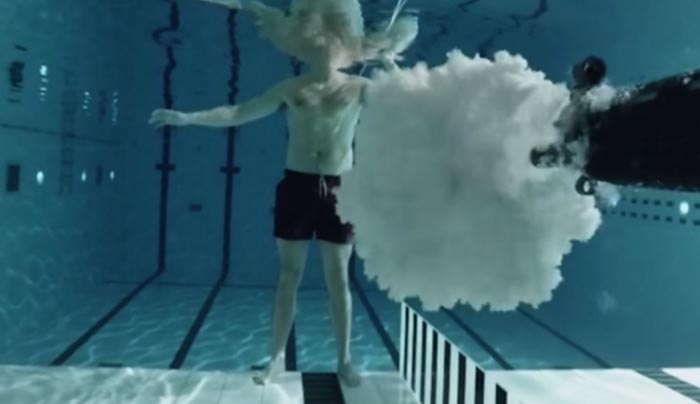 Απίστευτο βίντεο: Η στιγμή που άνδρας προσπαθεί να πυροβολήσει τον εαυτό του υποβρυχίως!