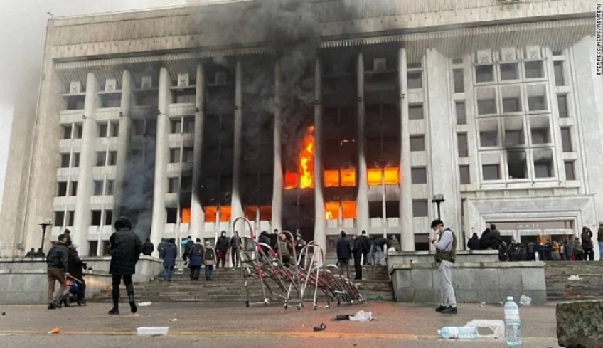 Χάος στο Καζακστάν: Οδομαχίες, νεκροί και χιλιάδες τραυματίες, εστάλη ειρηνευτική δύναμη