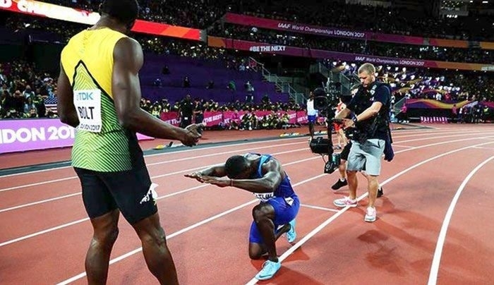 Ο παγκόσμιος πρωταθλητής υποκλίθηκε στον «βασιλιά» των 100 μέτρων Γιουσέιν Μπολτ - ΒΙΝΤΕΟ