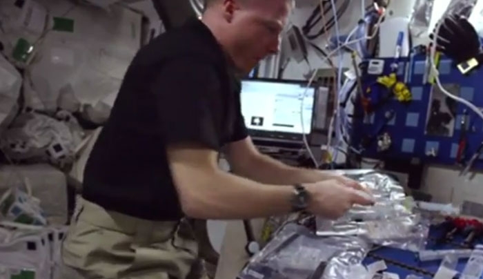 Αστροναύτης φτιάχνει cheeseburger στο διάστημα! (Video)