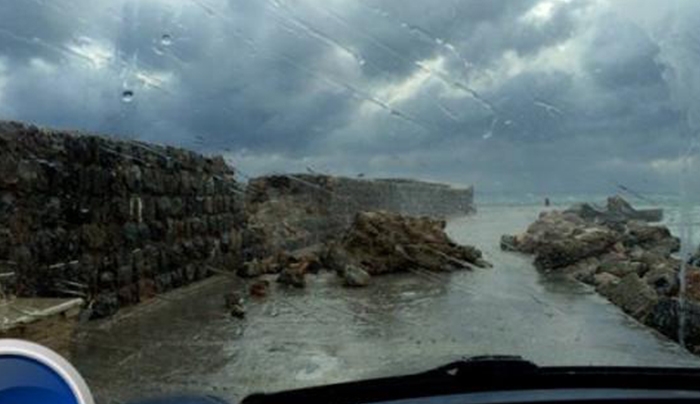 Κατέρρευσε τμήμα του λιμενοβραχίωνα στη Χίο λόγω της κακοκαιρίας [εικόνες]