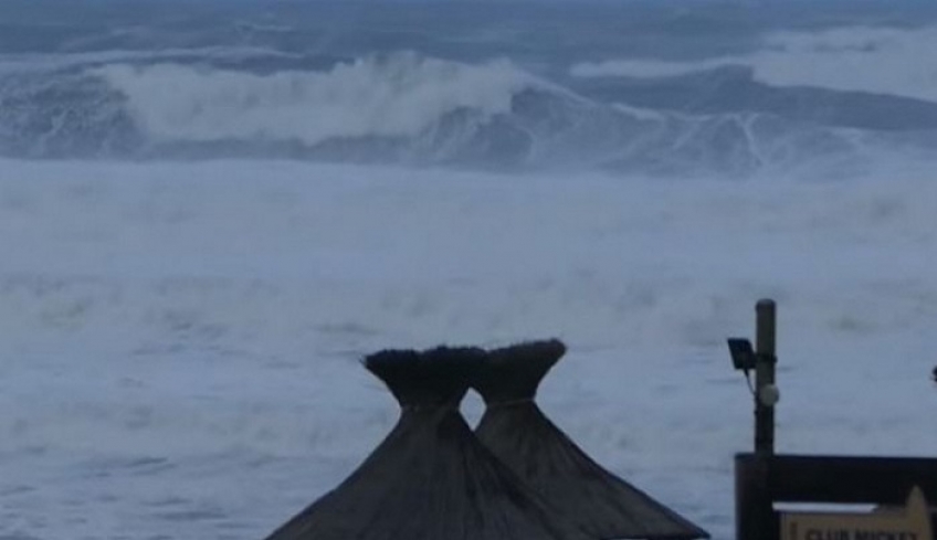 Βίντεο: Κύματα-τέρατα σήκωσε η καταιγίδα «Αμελί» στη Γαλλία -140.000 σπίτια χωρίς ρεύμα