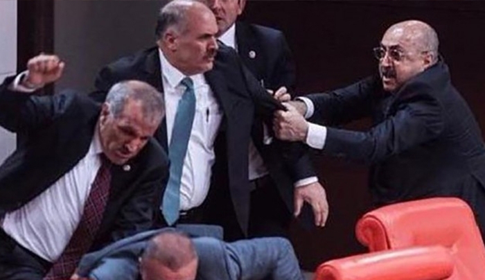 Ξύλο στο τουρκικό κοινοβούλιο – 4 βουλευτές στο νοσοκομείο από το…σφυρί του Προέδρου