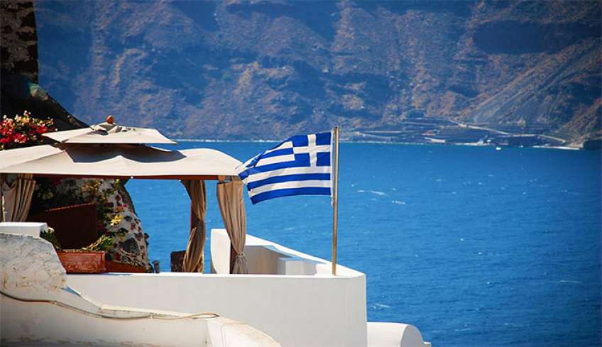 Guardian: Η Ελλάδα πρώτη φορά προσπαθεί να είναι προορισμός 12 μήνες το χρόνο