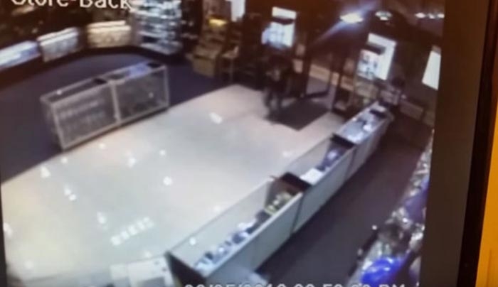 Ένοπλος εισέβαλε σε κατάστημα για να αδειάσει το ταμείο - Αυτό που έπαθε δεν το περίμενε καθόλου (Βίντεο)