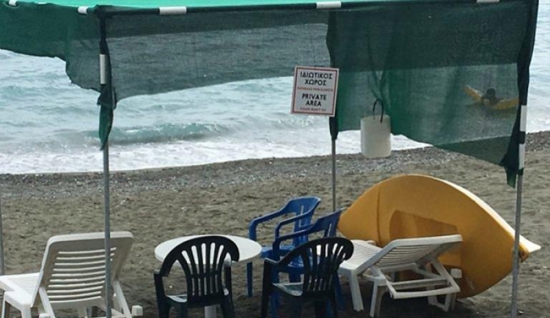 Αθάνατο ελληνικό δαιμόνιο! Όταν έχεις τον «ιδιωτικό χώρο» σου στην παραλία