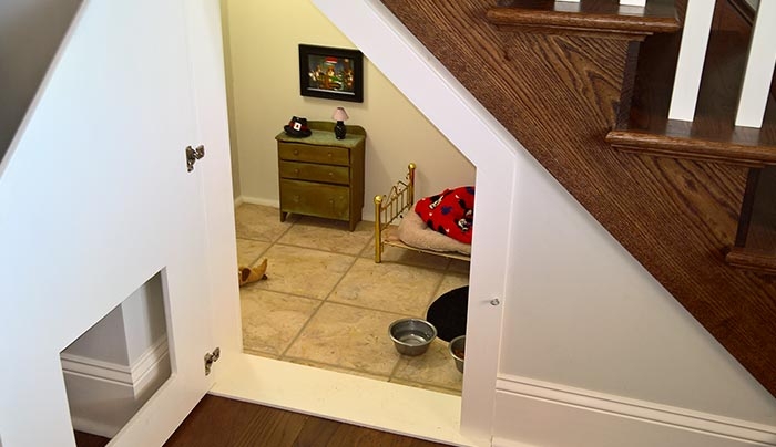 Έχτισε ένα πανέμορφο δωμάτιο για το σκυλάκι της κάτω από τις σκάλες (Φωτό)