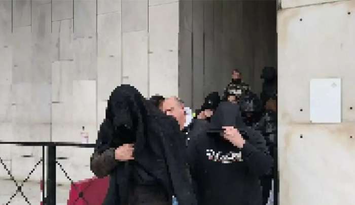 Οι 22 κατηγορούμενοι κατά τη μεταφορά τους από τη ΓΑΔΑ στα δικαστήρια της Ευελπίδων / Orange Press Agency