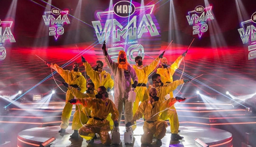MAD Video Music Awards 2020: Με εντυπωσιακό χορευτικό εμπνευσμένο από τον κορωνοϊό η έναρξη [βίντεο]