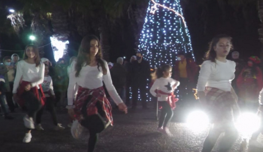 Με πολύ κόσμο παρά το βροχερό καιρό, το παζάρι και το άναμμα του χριστουγεννιάτικου δέντρου στην Αντιμάχεια