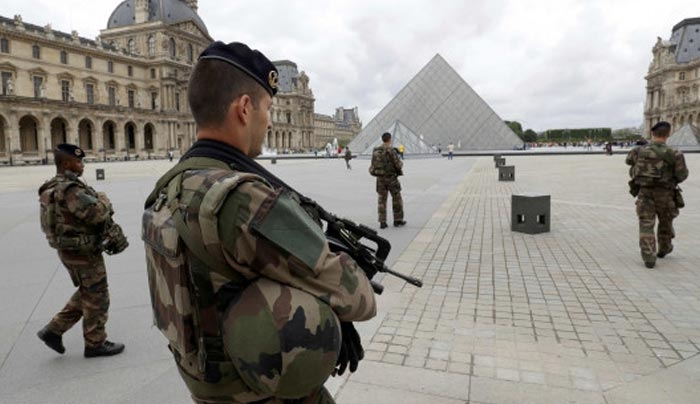 Συναγερμός στο Παρίσι: Στρατιώτης πυροβόλησε οπλισμένο άνδρα έξω από το Λούβρο
