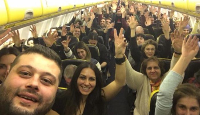 Θεσσαλονίκη: Η selfie στο αεροπλάνο που κάνει θραύση στο facebook - Δείτε τι έγινε λίγο μετά την απογείωση (Φωτό)!