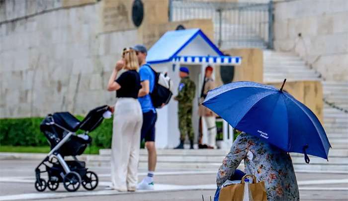 Καιρός σήμερα: Επιστρέφουν οι τοπικές βροχές και οι ενισχυμένοι άνεμοι – Μικρή πτώση της θερμοκρασίας στα ανατολικά