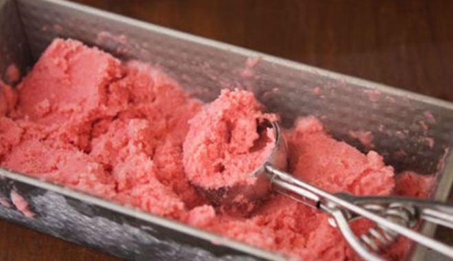 Frozen yogurt φράουλα με βασιλικό