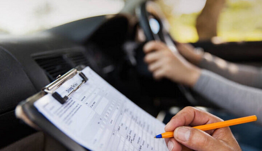 Δίπλωμα οδήγησης: Ριζικές αλλαγές στις εξετάσεις – Οδηγοί από τα 17 αλλά με συνοδό