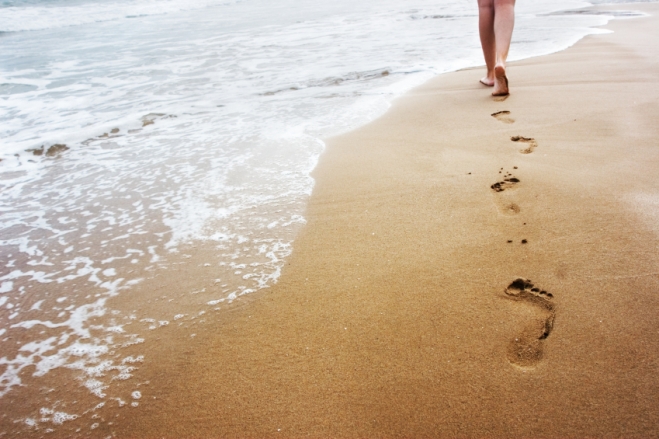 Περπατήστε ξυπόλυτοι στην άμμο και δείτε 6 αλλαγές στο σώμα αλλά και στην υγεία σας!