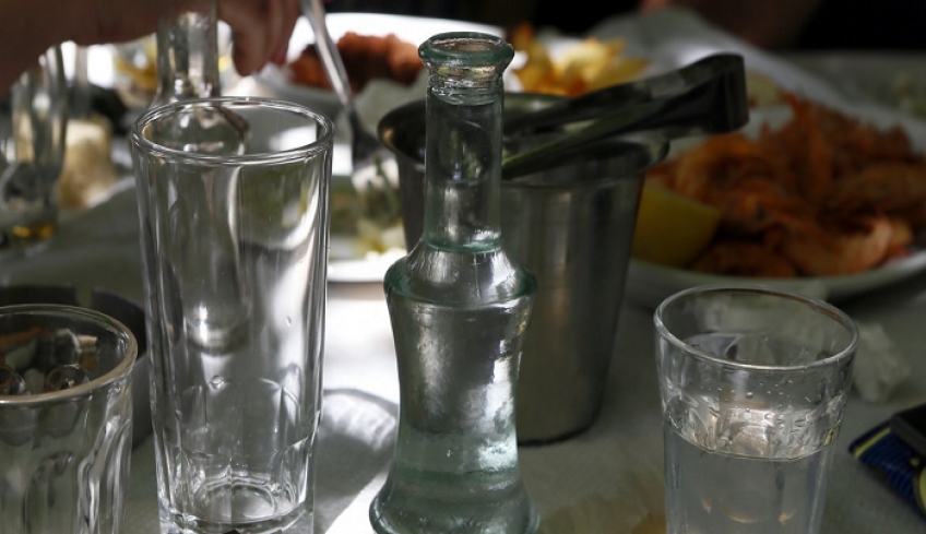 Τέλος το χύμα τσίπουρο - Μόνο εμφιαλωμένο στα τσιπουράδικα του Βόλου