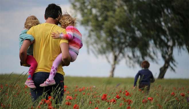Έκτακτη ενίσχυση 150 ευρώ ανά παιδί: Ποιοι θα πληρωθούν έως τις 31 Αυγούστου