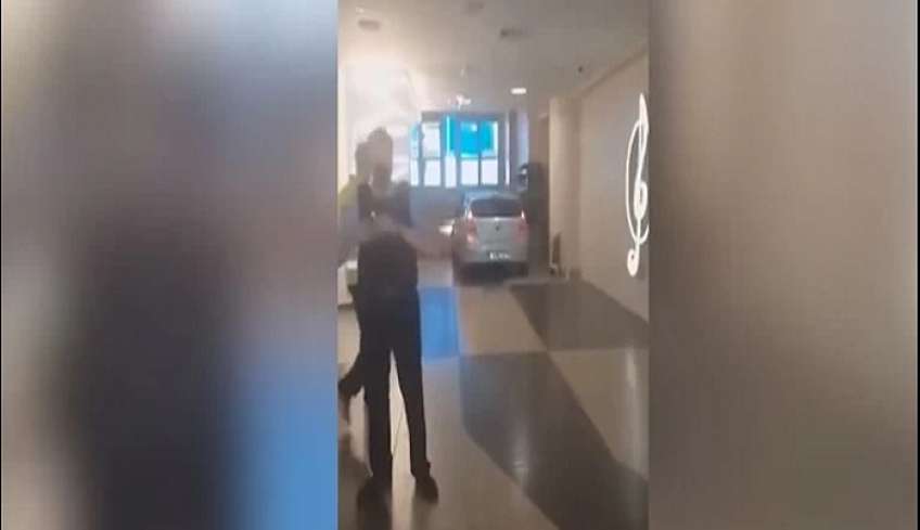 Αιγάλεω: Βίντεο ντοκουμέντο - &quot;Εδώ γίνονται ανθρωποθυσίες για τον Σατανά&quot; φώναζε ο οδηγός που μπούκαρε σε εμπορικό κέντρο