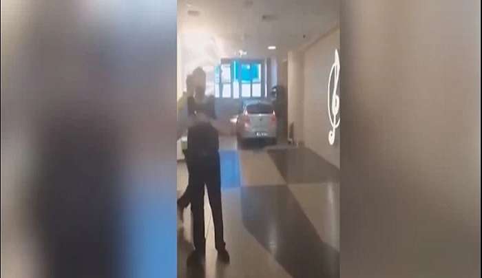 Αιγάλεω: Βίντεο ντοκουμέντο - "Εδώ γίνονται ανθρωποθυσίες για τον Σατανά" φώναζε ο οδηγός που μπούκαρε σε εμπορικό κέντρο