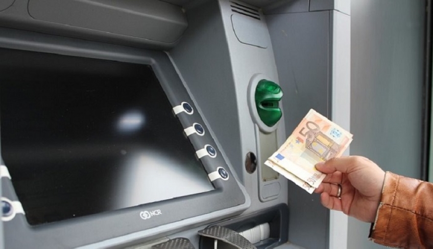ΑΤΜ: Αυτές είναι οι νέες χρεώσεις ανά τράπεζα από την 1η Ιουλίου